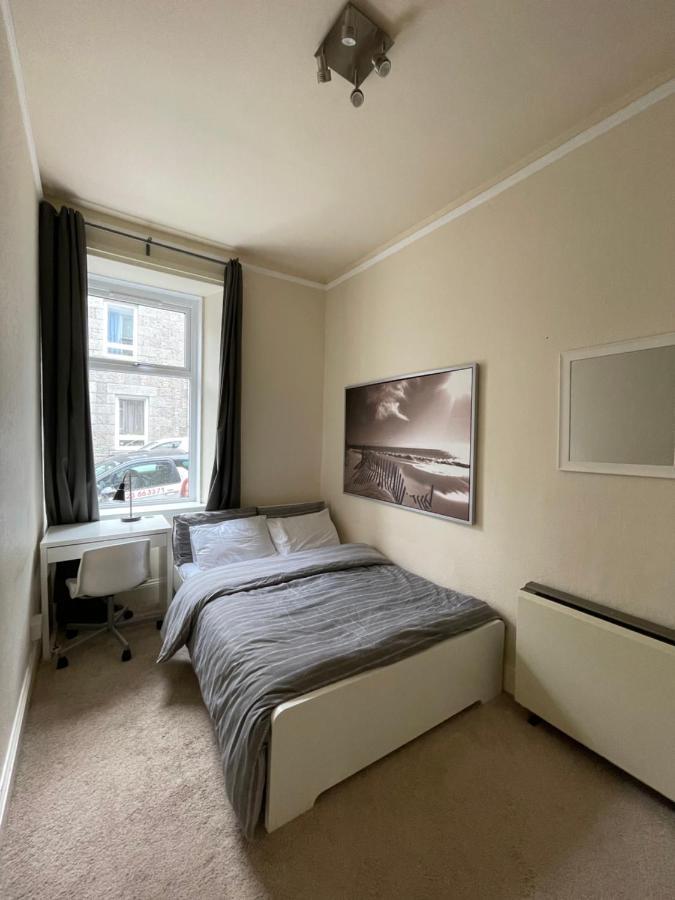 Beautiful 2 Bedroom Apartment- Prime Location, Aberdeen Centre Exteriör bild